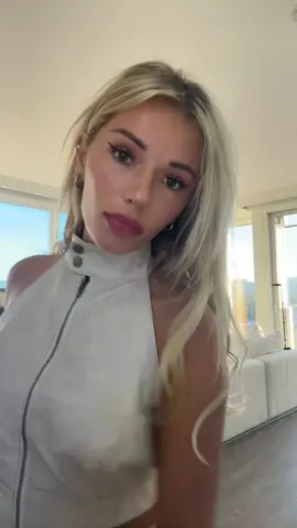 A post by @breckiehill on TikTok caption: a moment for the fit 🤌🏻