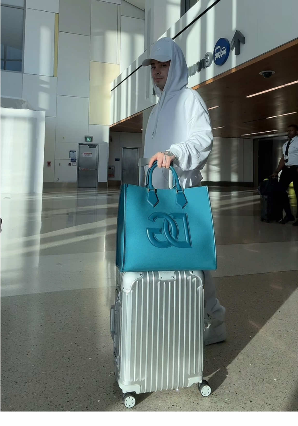 A post by @soyaldooo on TikTok caption: ✈️🤍