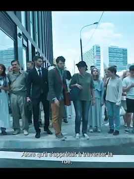 A post by @fypfilmmovie on TikTok caption: Elle double tout le monde au passage piéton… et déclenche une série de malheurs !#fyp #film 