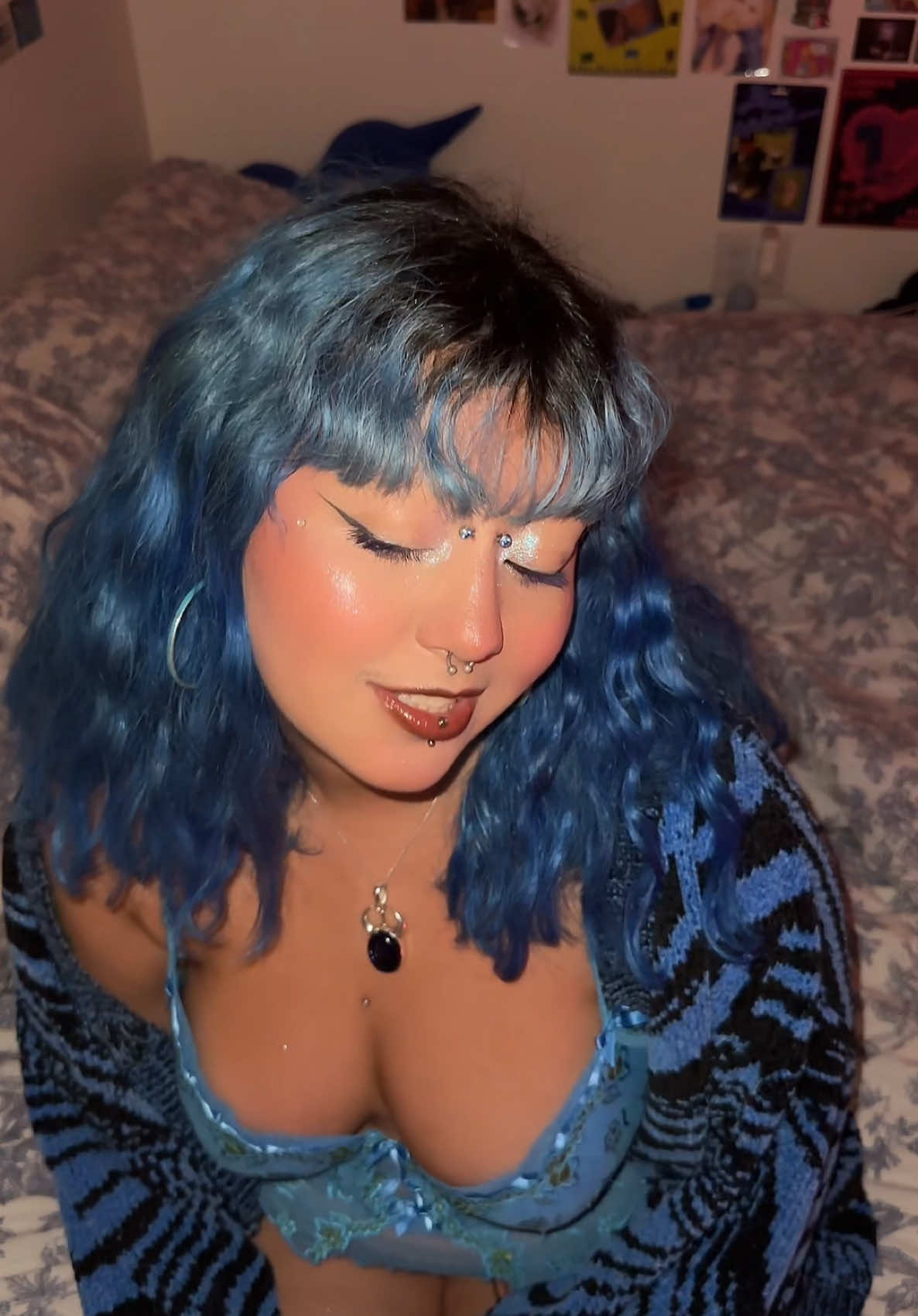 A post by @bluegh0sts on TikTok caption: Heyyyyyyyy #thinking #bluegirl #lesbiansoftiktok 