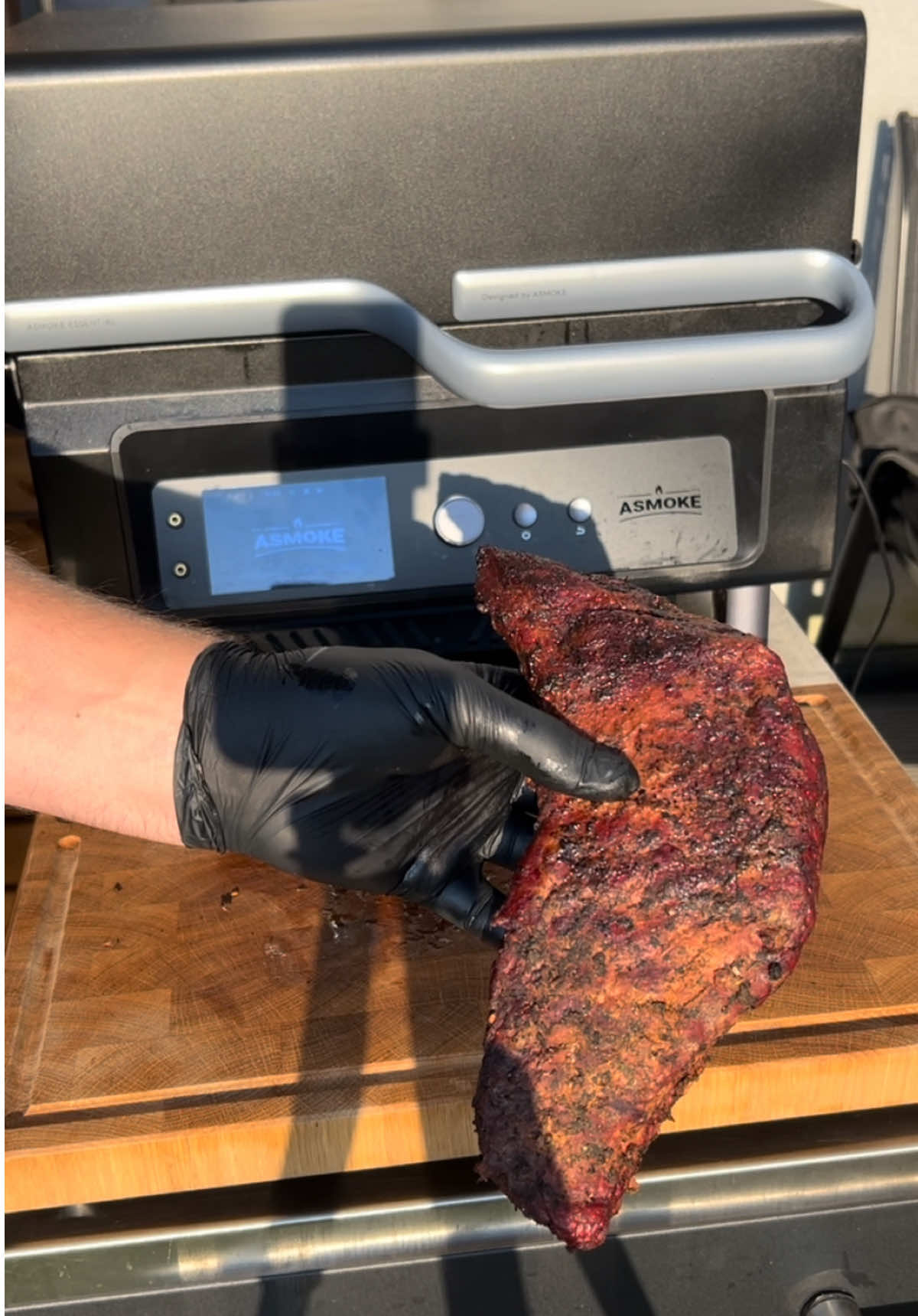 A post by @bbqdad1985 on TikTok caption: Schon mal ein Trisket gesehen oder probiert 🔥 Low & Slow vom Feinsten! 🔥 Trisket aus dem Asmoke Essential Smoker – saftig, rauchig, perfekt gegart. So schmeckt echtes BBQ! 🍗💨 #BBQDAD#asmokegrills #AsmokeEssential #SmokedBeef#BBQLove #Grillmoment #SmokeOn Vom 8. bis 11. Juli genießt Ihr den besten Preis des Jahres auf dem @asmokegrills Essential. Verpasst die dicken Angebote nicht!