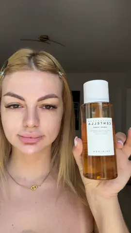 A post by @eusuntjulia.cont2 on TikTok caption: ✨ Un moment doar pentru mine... Rutina mea de skincare de dimineață – simplă, blândă și cu multă intenție. 🧖‍♀️ Nu e despre perfecțiune, ci despre cum mă simt în pielea mea. 🌿🤍 #morningroutine #skincarelover #selfcaretime #glowingskin #skincareroutine #ritualurban #beautytok 