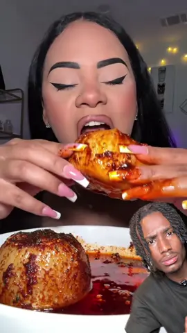 A post by @eatwithabdoul on TikTok caption: Je teste un Onion boil 🧅🌶️ #fyp #recette #onion #seafood #videoviral 