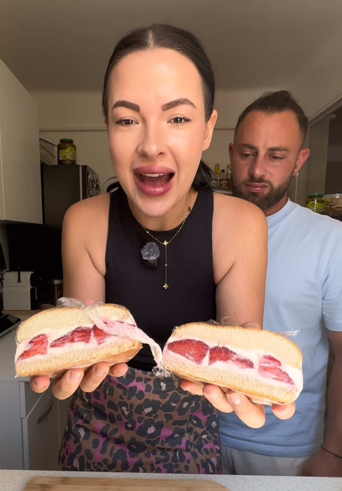 A post by @deniska....teniska on TikTok caption: Hamburger à la fraise et chantilly ! Surprenant 😂