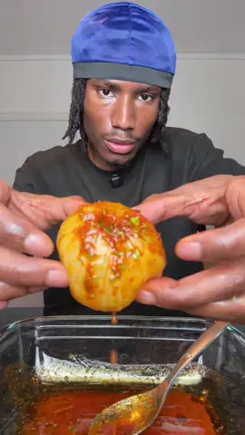 A post by @eatwithabdoul on TikTok caption: Réponse à @eden971❤️💙 Je teste un Onion boil 🧅🌶️ #fyp #degustation #onion #seafood #videoviral 