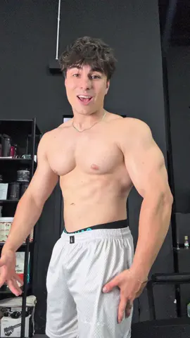 A post by @uncledannylifts on TikTok caption: Sedermi senza maglietta è stata la cosa più difficile della mia infanzia❤️