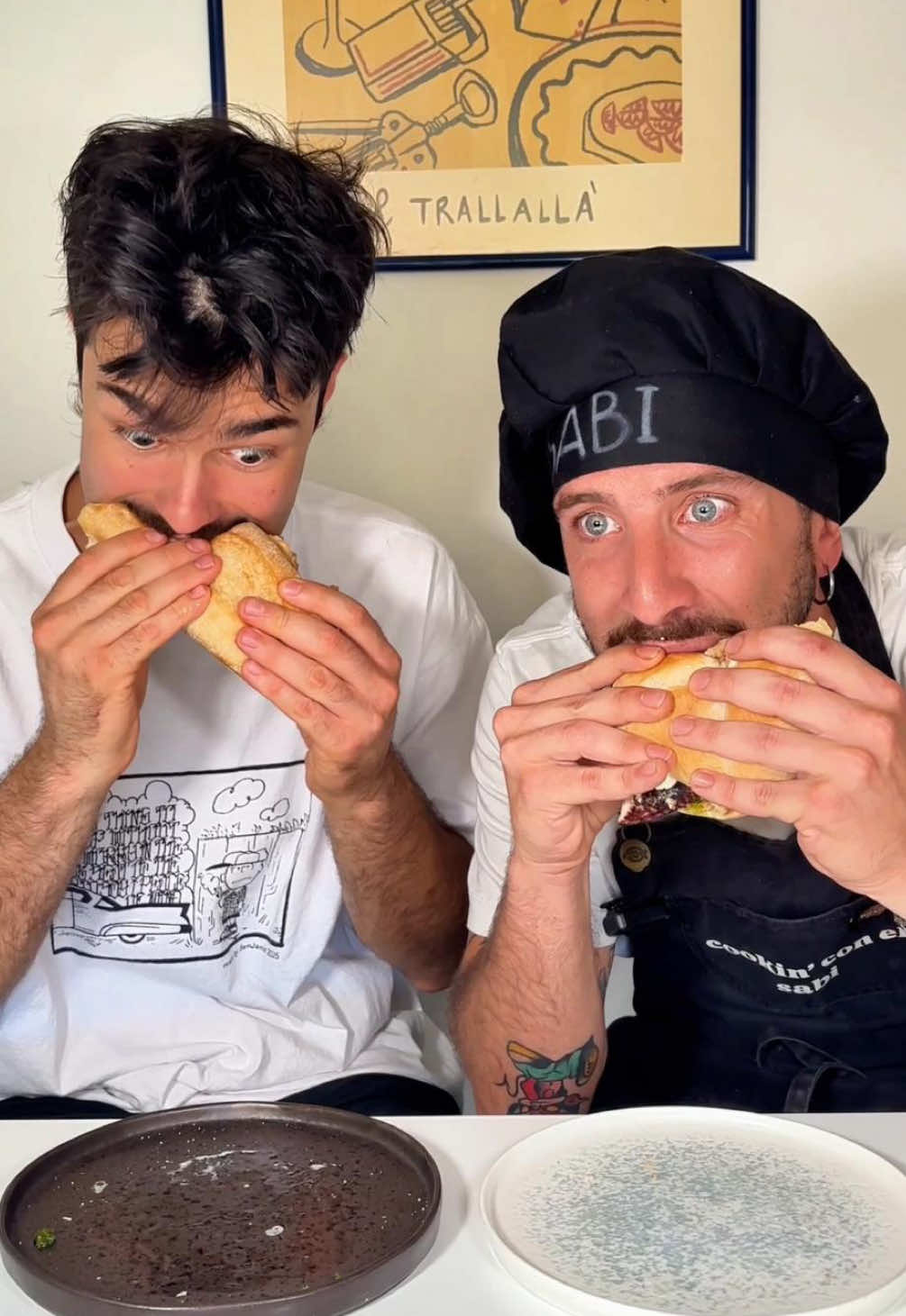 A post by @peldanyos on TikTok caption: 🏆💥 BATALLA DE BOCADILLOS – GRAN FINAL ⚔️ 🇪🇸 España vs. 🇮🇹 Italia Tras 14 episodios, muchas migas, salsas y sudor… llegamos a la final definitiva. 👨‍⚖️ Hoy el veredicto lo da @Peldanyos, el juez definitivo. No hay margen de error. Solo un pan puede levantar el cinturón. 🩸 Bocadillo de Calamares – España 🇪🇸 🥖Panecillo de barra o pistola, crujiente por fuera, tierno por dentro. 🦑 Calamares en anillas, rebozados y fritos: • Harina de trigo + Harina de garbanzos + un toque de curry • Sal, y nada más • Fritura en aceite limpio, 170º, vuelta y vuelta 🍋 Se sirve tal cual, o con limón, o con alioli o con mayo o con una mezcla de las 3 🪓 Madrid profundo, barra de bar, servilleta arrugada. Tradición que cruje entre dientes y huele a vermú de domingo. 🩸 Panino con Pulpo – Italia 🇮🇹 🥪 Pan tipo ciabatta o focaccia, tostado ligeramente 🐙 Pulpo cocido a la gallega y luego marcado a la plancha 🧀 Stracciatella cremosa 🌱 Pesto de albahaca y piñones 🍅 Tomates cherry confitados al horno con aceite y ajo 🪓 Fino, sabroso, elegante sin pedir perdón. Italia haciendo de las suyas: mar, queso y gloria. 🥇¿Qué bocadillo gana el título supremo? ¿La fritura sencilla y castiza de los calamares o la sinfonía italo-marinera del pulpo con stracciatella? 🎤 Vota tú también en comentarios: 🇪🇸 #TeamCalamares o 🇮🇹 #TeamPulpo 