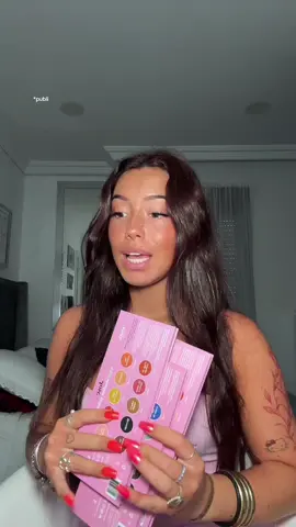 A post by @chiaaarita on TikTok caption: Glitter de gelatina!! ✨Estas sombras en barra de @SHEGLAM me han encantado!! Crystal jelly glaze stick brillan a otro nivel No lo has probado todavía ??? #SHEGLAM #SHEGLAMJellyStick #SHEGLAMeyeshadow *publi