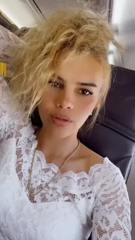 A post by @ellaelena410 on TikTok caption: #amintire #fyp 
