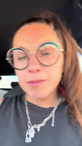 A post by @mirii_correguela10 on TikTok caption: Con quemaduras de tercer grado ya #verano #parari #greenscreenvideo #greenscreensticker 🫶🏽