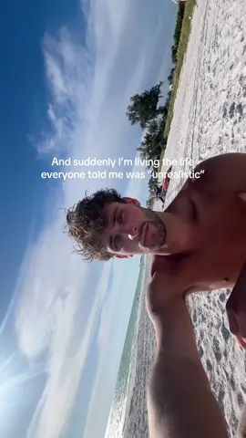 A post by @conder_holt on TikTok caption: #florida #travel #fyp #viral #beachvibes 