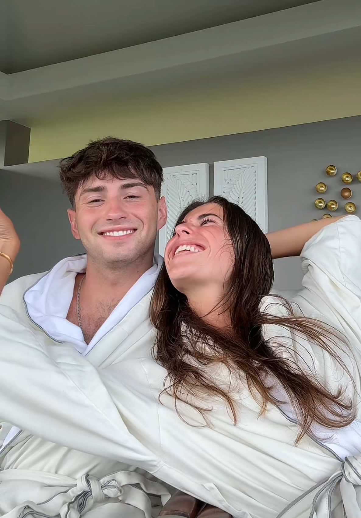 A post by @marinabarrial on TikTok caption: Los audios de mamma mia son lo mejor @Manu Regato 