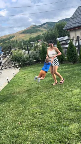 A post by @manutzuu_ on TikTok caption: Ne vedem și pe Insta:Manutzuu❤️ #fyp 