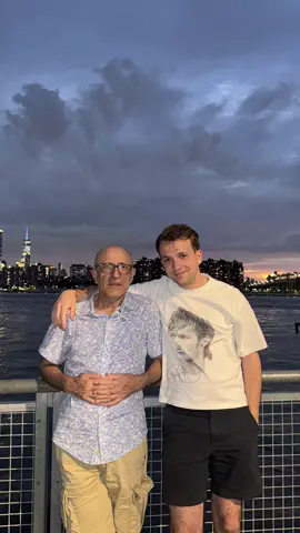 A post by @elefutbol on TikTok caption: Pude llevar a mi padre a Nueva York a ver a su Real Madrid al Mundial de Clubes. Gracias a @TikTok España por el cariño y la oportunidad. #realmadrid #psg #mundialdeclubes #fifawc #fifaclubworldcup #padre #superacion #futbol #DeportesEnTikTok 