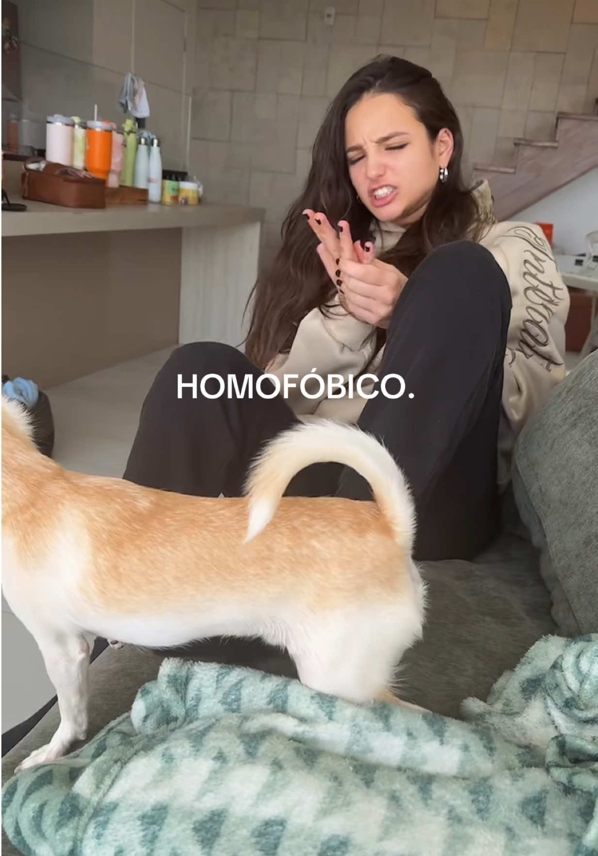 A post by @vivi on TikTok caption: Ele morde muito a Maria Eduarda kkkkkkk @dudawilken 