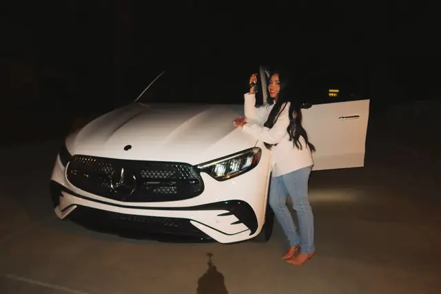 A post by @karizmariveraa on TikTok caption: Primero que nada, quiero agradecerle a Dios por permitirme comprar mi primer auto a los 20. Quiero agradecer a todos mis seguidores por apoyarme. Desde muy pequeño, siempre decía que iba a cumplir uno de mis sueños antes de los 21. ¡Gracias!  Si quieren conseguir su benz por acá en Riverside , sigan @Your favorite carsales woman🎀 Que gracias a ella , consegui mi carro !!! La mejor , enserio muchas gracias Ash . 🩷 Te lo agradeceré toda mi vida !!! 