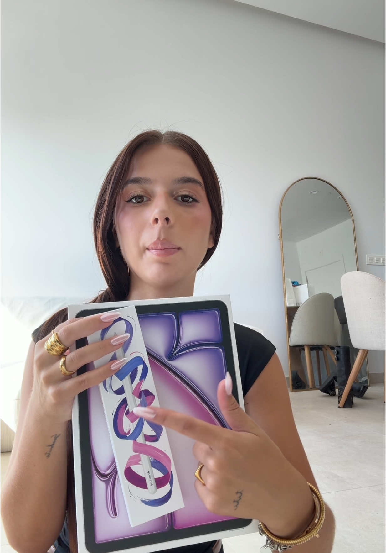 A post by @luciacorreaaa4 on TikTok caption: Unboxing de mi nuevo iPad, LO AMO
