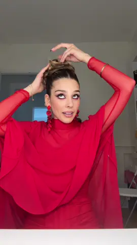 A post by @lilyslilah on TikTok caption: un tremblement et j’aurais grave pu couper mes cheveux 😂😭 