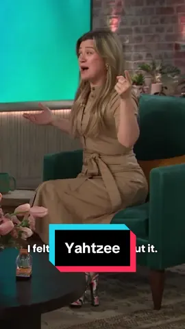 A post by @kellyclarksonshow on TikTok caption: YAHTZEE! 😱 #KellyClarkson #RachelBrosnahan 