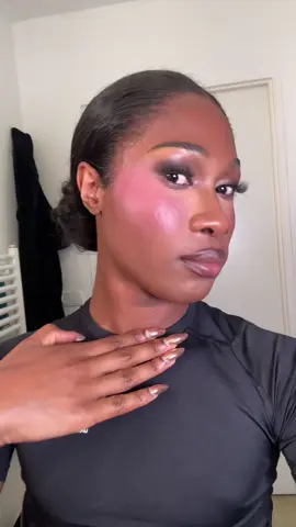 A post by @unmecdu16e on TikTok caption: @AMS Beauty @Adjinaya t’as dead ça 😌💕