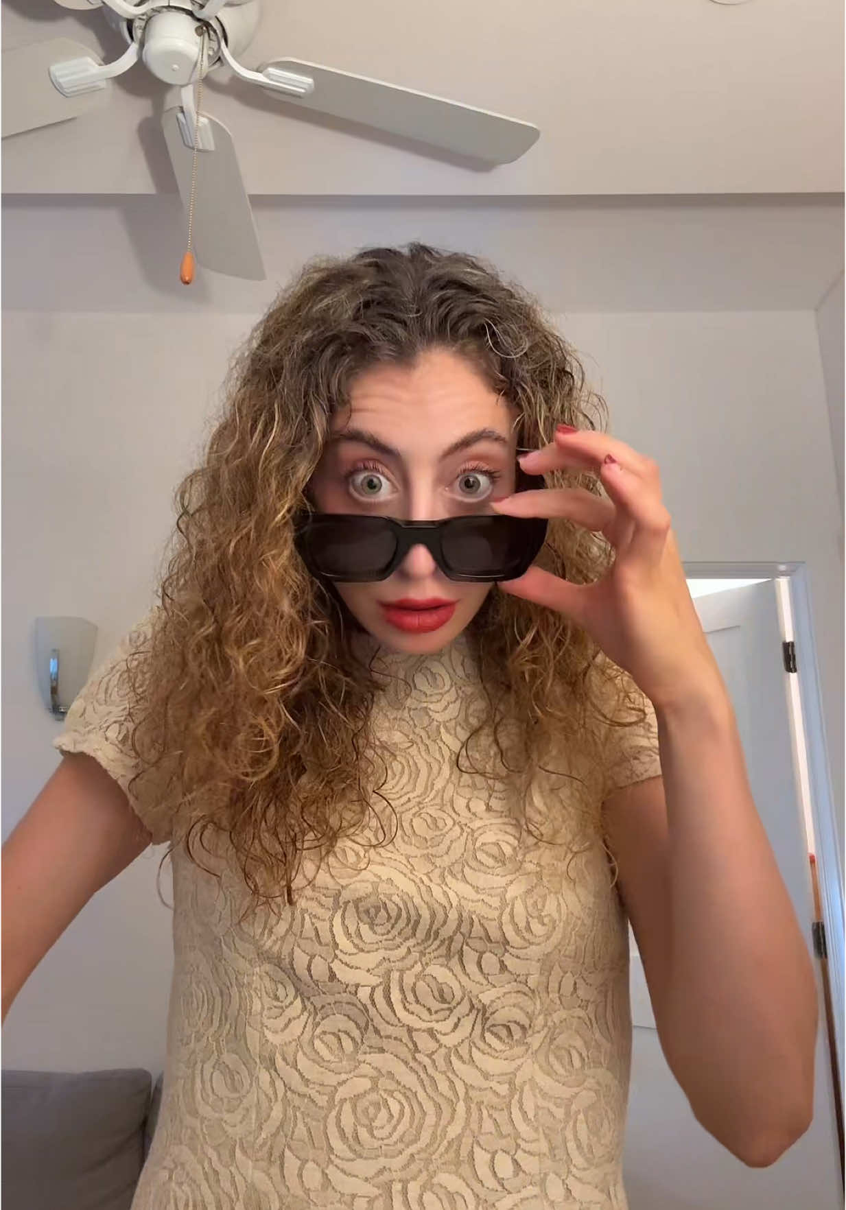 A post by @ssoleon on TikTok caption: SIT DOWN AND POP ITTTTT