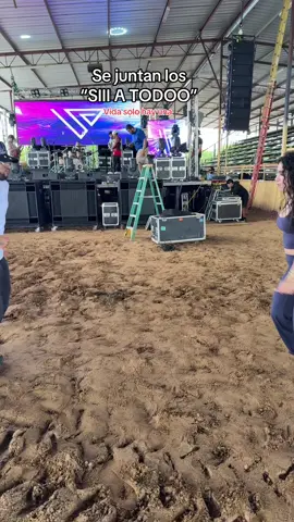 A post by @celes_ttee on TikTok caption: Etiqueten a su amigo que jala para todo 😭🙌🏻 @Conjunto Nuevo Amanecer #celeste #baile #texas #mexico #tribal #nortenas #huapangos 
