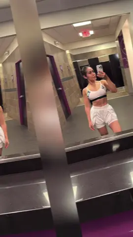 A post by @liseth_leyva on TikTok caption: #fyp #parati #explorepage #Viral #Viral #Gym #gymselfie #abs #fitgirl #nike #abdomen 