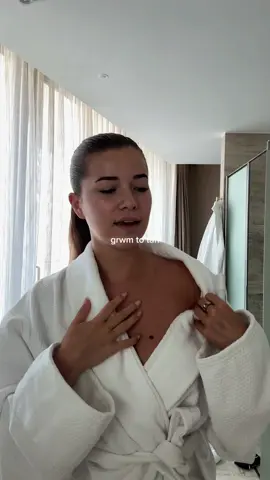 A post by @jadeanna on TikTok caption: Mijn ‘make-up look’ zonder make-up te dragen :) alleen de @L’Oréal Paris tinted glow, wenkbrauwen geverfd en wimpers gekruld 🫶🏼 #skincare *ad