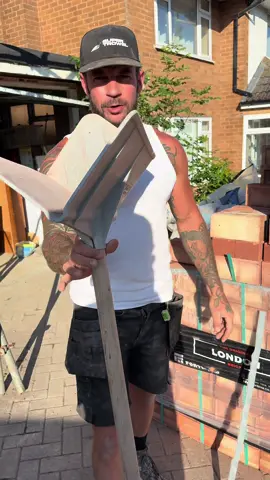 A post by @mahoneybrick on TikTok caption: 🧱🧱 Little tip for you 👌🏻 Boxing up 🧱 #bricklayer #bricklaying #hodcarrier #birmingham #foryou #explore #follow #bricks #mortar #mahoney #foryoupage #hod #tip #tipsandtricks 