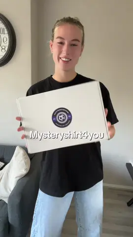 A post by @lotte.sj on TikTok caption: Wat is jouw favoriete voetbalteam? ⚽️🥅@mysteryshirt4you #swancity #barcelona #liverpool #manchesterunited #ajax #feyenoord 