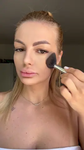A post by @eusuntjulia.cont2 on TikTok caption: Tu te machiezi vara? 🌞 Mie îmi ia 5 minute.  BB creamul de la Cupio este favoritul meu când vine vorba de un machiaj super lejer, care nici nu se simte pe ten.  Toate produsele sunt @Cupio excepție face concealer ul care este de la essence 🥰 #makeup 