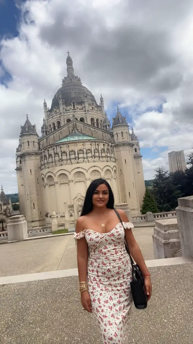 A post by @lacramioara.diamantul on TikTok caption: #dumnezeuteiubeste 🤲🏻🤍🫶🏻♥️