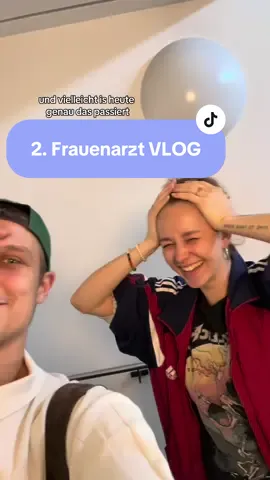 A post by @nichtsehraesthetisch on TikTok caption: @dstn.hffmnn12  Mit Frosch ist alles bestens & ganz vielleicht haben wir heute ausversehen das Geschlecht erfahren..bzw haben wir jetzt eine ärztlich ausgesprochene Vermutung. Darauf waren wir echt nicht vorbereitet🫣😂 #schwanger #schwangerschaft #pregnancy #pregnantlife #20ssw #familie #genderreveal #frauenarzt #vlog #VoiceOver #fyp #fürdich #liebe 