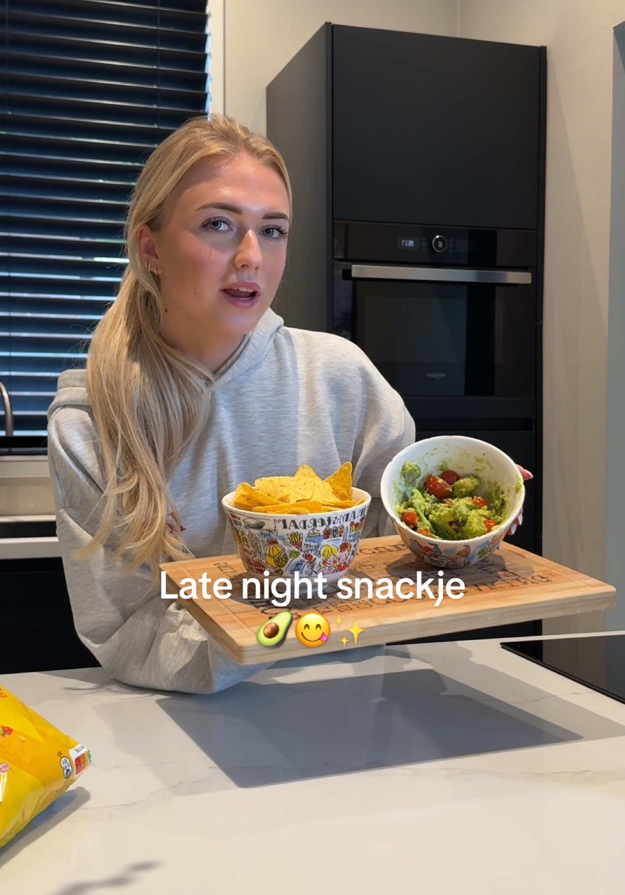 A post by @ninaschotpoort on TikTok caption: Yaaaay mijn fav late night snackje😌 Wat is jullie lieveling snack? 