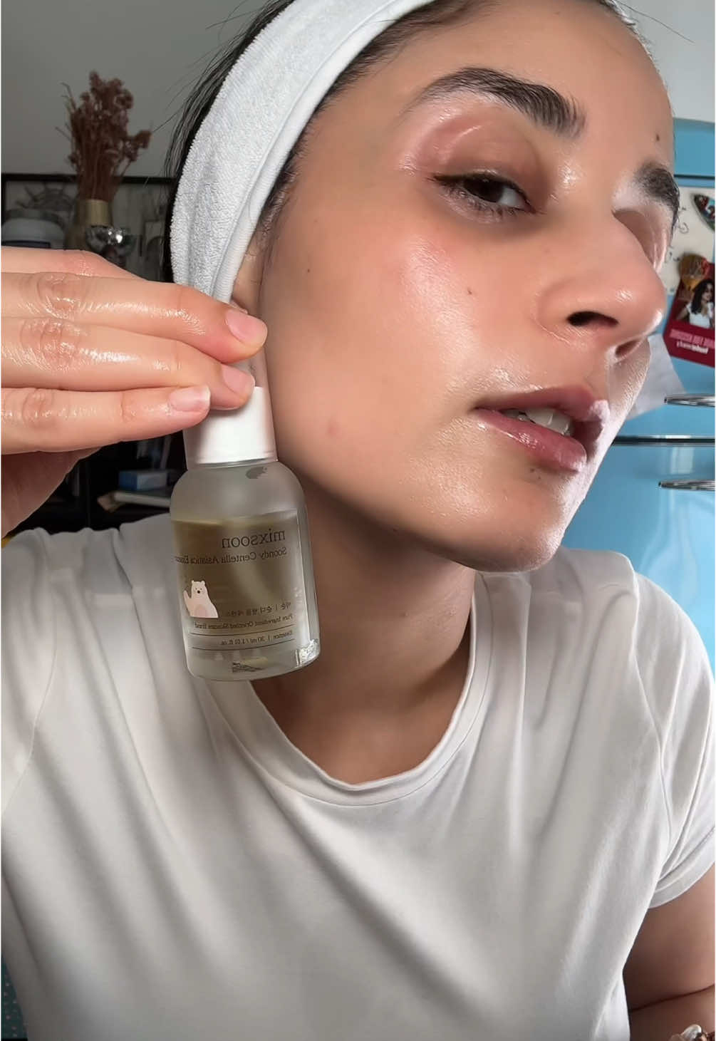 A post by @nejlaa_belh on TikTok caption: J’ai la peau plus sensible que mes relations amoureuses 😭 Et pourtant… je m’exfolie + je me rase le visage ! Résultat ? Sensibilité ++ Mais j’ai trouvé le produit parfait : la Centella Essence de @mixsoon_us 💧 Elle hydrate, calme instantanément et renforce la barrière cutanée ✨ Profitez d’Amazon Prime Day pour la choper à prix doux 🫶 #CentellaEssence #koreanskincare #skincareroutine #glassskin #amazon