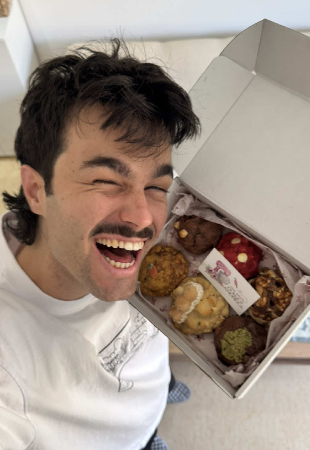 A post by @peldanyos on TikTok caption: Merendando Cookies 🍪 de📍Dulces Andrea, en Madrid