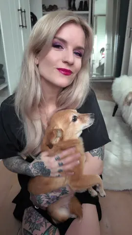 A post by @onnedi on TikTok caption: advertentie | 🎉 Ter ere van Leia’s 2-jarig jubileum bij ons… mochten de hondjes vandaag mijn make-up look kiezen 🐾💄Dolly ging natuurlijk meteen voor drama en Leia koos, zoals altijd, met gevoel. Alles is gedaan met de producten van @NYX Professional Makeup , want zelfs de honden hebben stijl 😌✨ #nyxprofessionalmakeup #Makeup #NYXtrendpartner