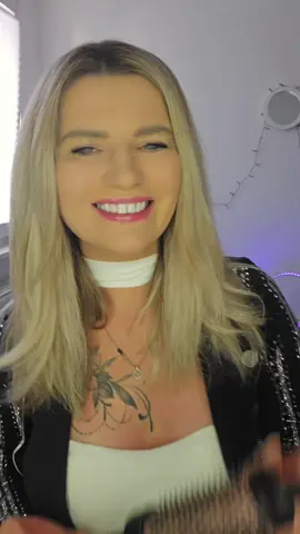 A post by @anya81mori on TikTok caption: Es war das erste Mal dür mich aber Leute ich bin begeistert 🫶🫶 Die Rundbürste  macht perfekte Wellen 😘🙏🏽😘 @wavytalkofficial 