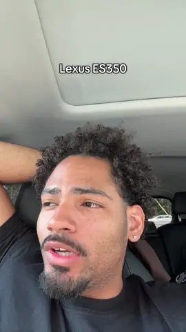 A post by @omellfrias on TikTok caption: Y no solo eso, siempre veo una vieja con el carro to lo dia