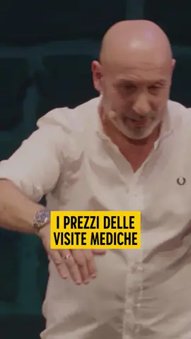 A post by @comedyitalia on TikTok caption: “Mica glieli avrai dati?” 😂 Maurizio Battista in "Scegli una carta", questa sera alle 22:55 su #ComedyCentralItalia (Sky 129 e Sky Glass 121) e in streaming su NOW