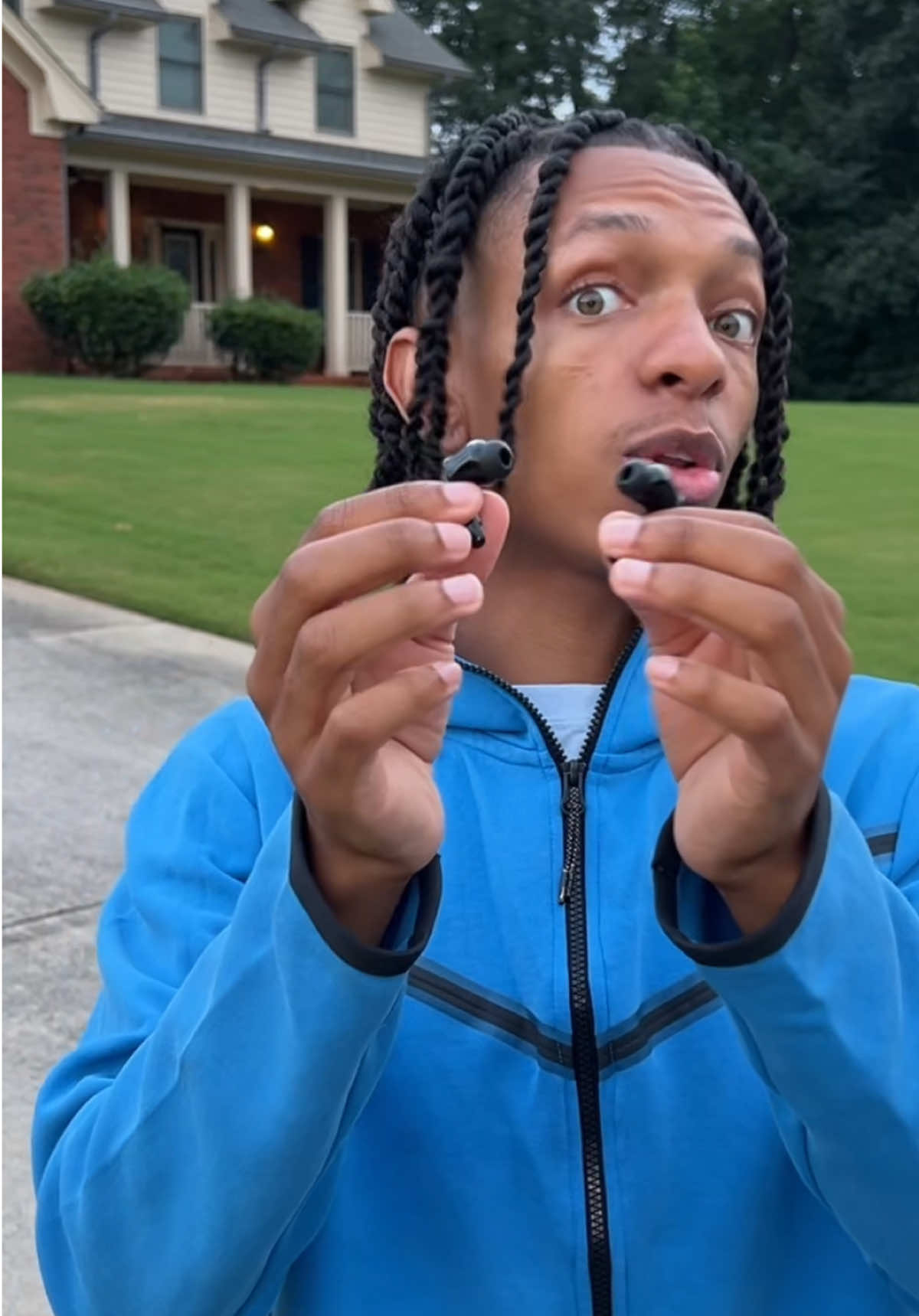 A post by @montezwilson on TikTok caption: Just got my new favorite pair of headphones from @Siawag🎧😎 #Siawag #siawagearbuds #dealsforyoudays 