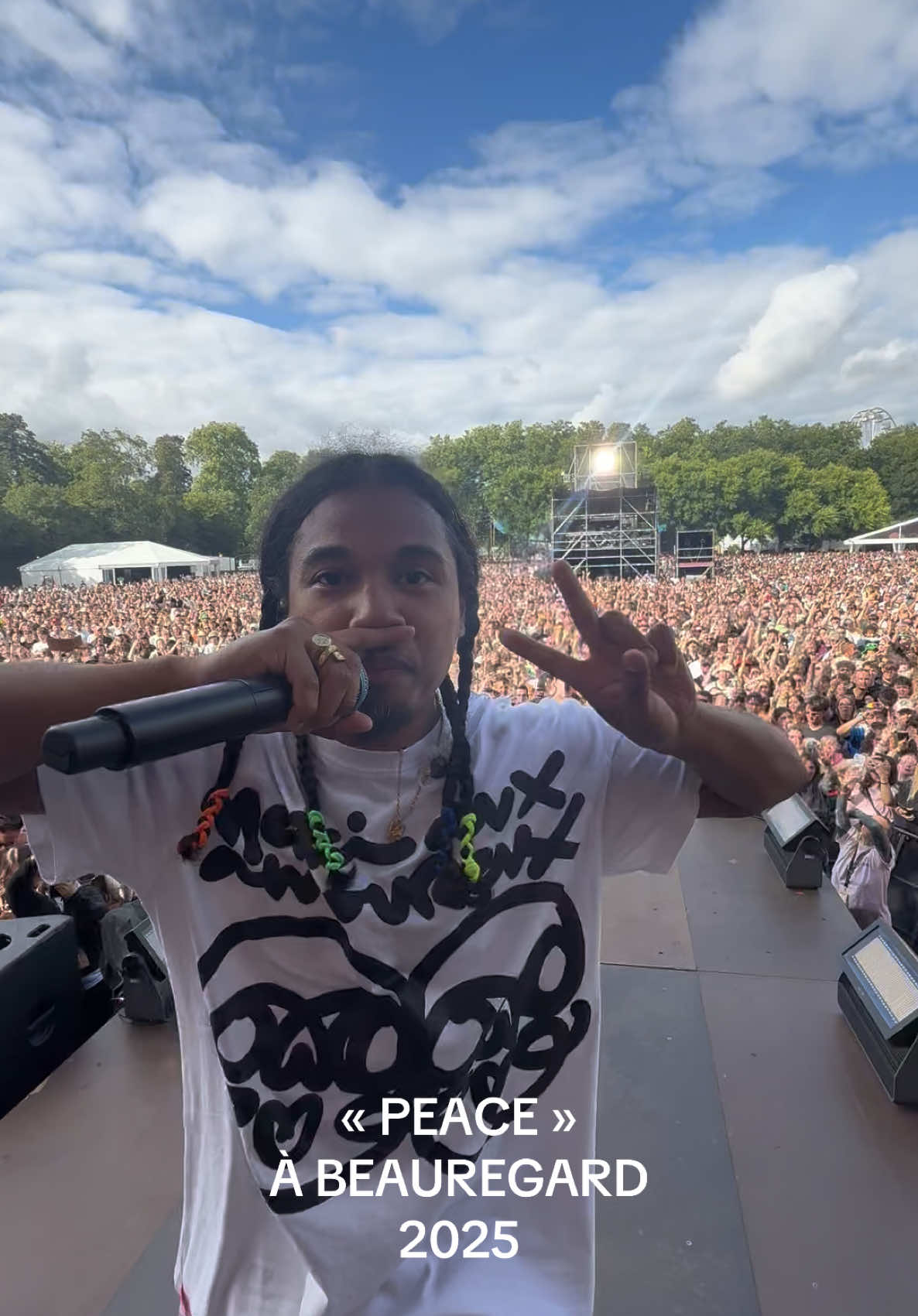 A post by @jyeuhair on TikTok caption: « PEACE » à Beaureagard 2025 #tiktokmusic #Rap #OnTour #behindthescene 