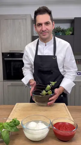 A post by @sebastian_fitarau on TikTok caption: Parmigiana di melanzane 🍆 🍅 ingredienti x1 teglia: 1kg 200 g di melanzane oblunghe 500 ml di passata di pomodoro 300 g di mozzarella mezza cipolla 100 g di parmigiano grattugiato 1 spicchio aglio 1 mazzetto di basilico 1 litro di olio per friggere olio extravergine di oliva sale pepe farina Buon Appetito!🍴 Eggplant Parmesan🍆🍅 Ingredients for 1 baking dish: - 1.2 kg of elongated eggplants - 500 ml of tomato passata - 300 g of mozzarella - Half an onion - 100 g of grated Parmesan cheese - 1 clove of garlic - 1 bunch of basil - 1 liter of frying oil - Extra virgin olive oil - Salt - Pepper - Flour . . . #parmigiana #melanzane #sebastianfitarau #chef #ilgustodellasemplicità 