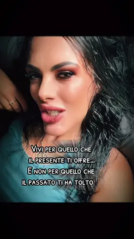 A post by @annabell99999 on TikTok caption: Buonasera 🌹💋🤗🎶💕🖤😘#sempre #lei #polacca #passione #rispetto #buonasera 