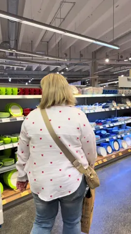 A post by @miss_schumiiiiandfamily on TikTok caption: Da hat sie mich ordentlich blamiert es war soooo unangenehm 🤣🙈 #prankvideo #lachflash #supermarkt #durchsage #achtung #wichtig #muttertochter #alltagswahnsinn #lebenmitkindern #humor #spassmusssein #funnyvideos😂 #peinlich 