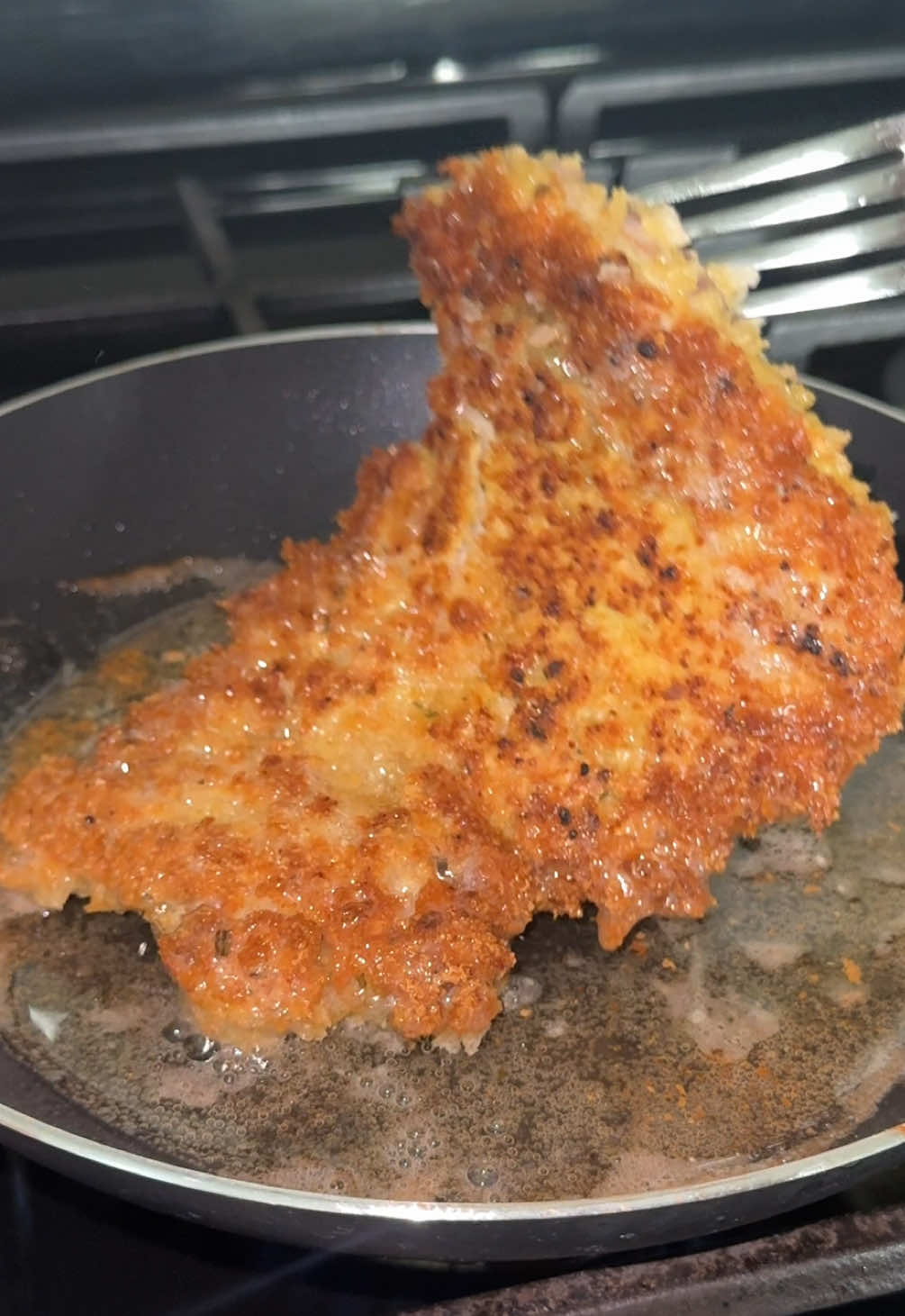 A post by @kushystephy on TikTok caption: Pollo empanizado  310 calories 27g protein  #polloempanizado #mealprep #chickenthighs #easyrecipes #highprotein 