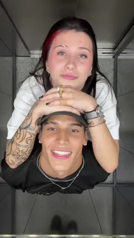 A post by @mllanoss_ on TikTok caption: me ha dado tortícolis 