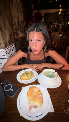 A post by @carolynnna on TikTok caption: Definitivamente no es la mejor en cuanto a comida pero si en cuanto a estética!!! Las velitas, el vinito ayssss un 10!!! Solo puedes pagar en efectivo eso es lo único a lo que hay que estar atentos!!!! 