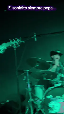 A post by @lospinkcheesegreengoes on TikTok caption: El sonido siempre prende la gente! #lospinkcheesegreengoes #rockenespañol #rockerosforever #rockerfoo #elsonidito