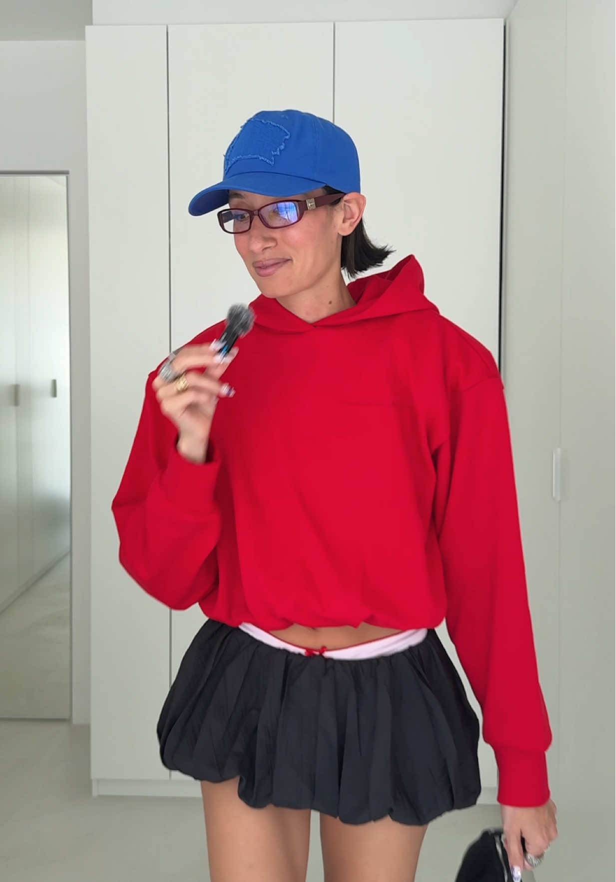 A post by @alexandraguerain on TikTok caption: j’adore dorrrrre ce look pitié le pull à épaulettes 🫀😭 ig: alexandraguerain #TikTokFashion #lookdujour #lookdujour #ootdcheck #grwm 